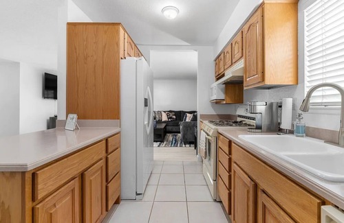 Patton Casa | Island Vibes in Riverside: Your Tropical Escape!