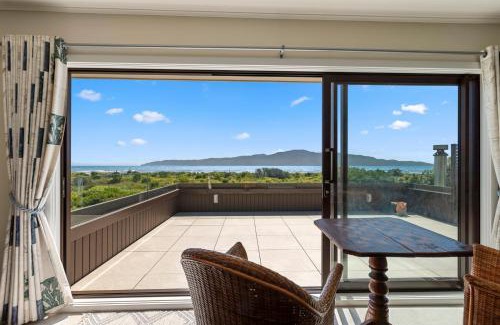 Paraparaumu Beach Casa | Island View Beach House - Paraparaumu Beach Home
