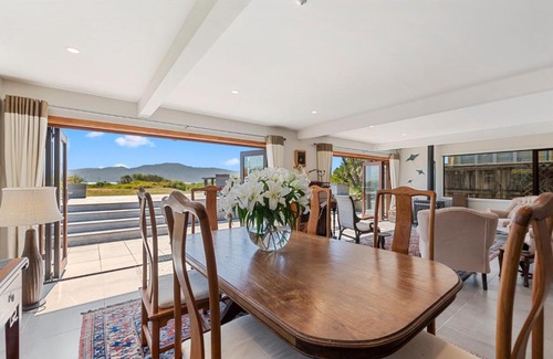 Paraparaumu Beach Casa | Island View Beach House - Paraparaumu Beach Home