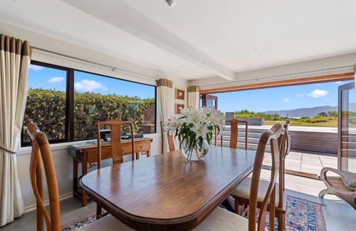Paraparaumu Beach Casa | Island View Beach House - Paraparaumu Beach Home