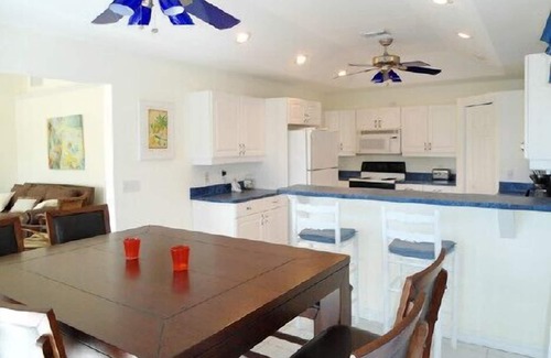 Fort Myers Beach Villa | Island Villa con piscina infinita de 33 pies y acceso en bote, visitas de delfines