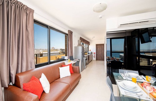 Qawra Apartamento | Islet Promenade Seafront Penthouse with Hot Tub