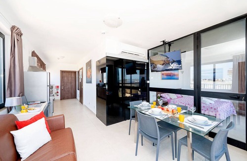 Qawra Apartamento | Islet Promenade Seafront Penthouse with Hot Tub