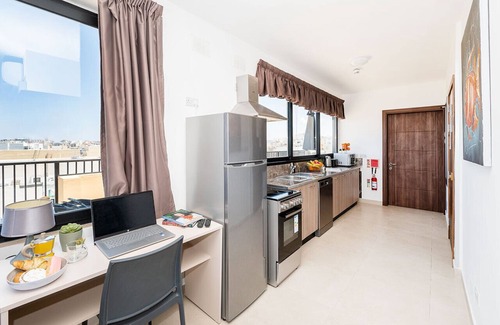 Qawra Apartamento | Islet Promenade Seafront Penthouse with Hot Tub
