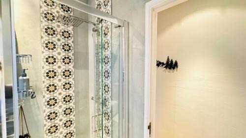 London Borough of Hounslow Casa | Isleworth House London by Smart Corporate Stays