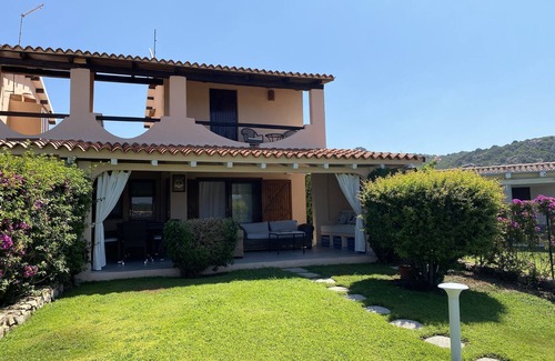 Baja Sardinia Villa | Baja Cerdeña-Costa Smeralda. Villa panorámica con jardín a tiro de piedra del mar.