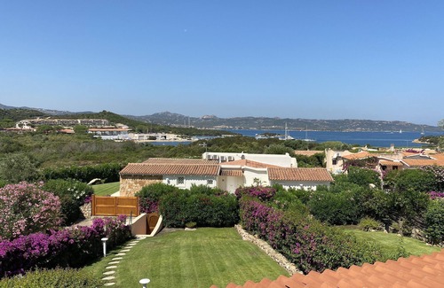 Baja Sardinia Villa | Baja Cerdeña-Costa Smeralda. Villa panorámica con jardín a tiro de piedra del mar.
