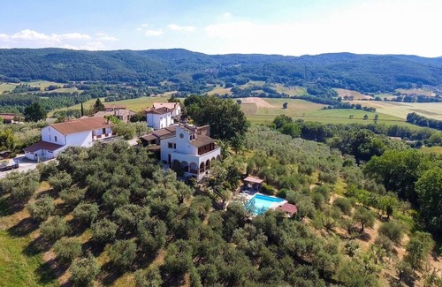 Castel dell’Aquila Villa | ** VILLA en UMBRIA dividida en 5 habitaciones independientes + piscina + billar **