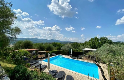 Castel dell’Aquila Villa | ** VILLA en UMBRIA dividida en 5 habitaciones independientes + piscina + billar **