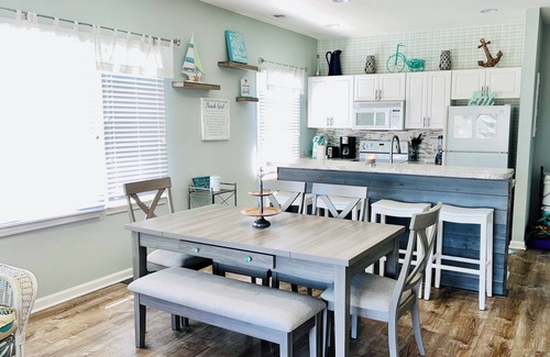 Sea Trail Condominio | It's a beautiful time to visit! Golf course, 3rd floor, elevator, pet friendly!