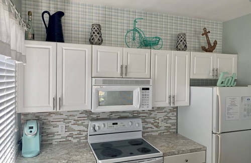 Sea Trail Condominio | It's a beautiful time to visit! Golf course, 3rd floor, elevator, pet friendly!