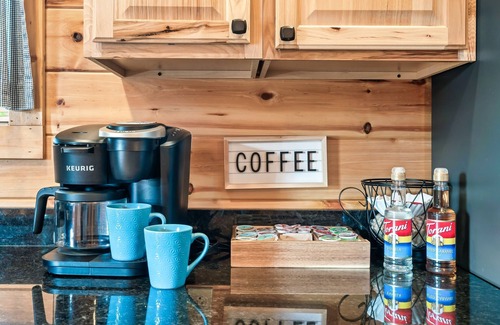Sevierville Cabina | It's Fall, Y'all! Log Cabin with 2 King Suites, Hot Tub & Game Room