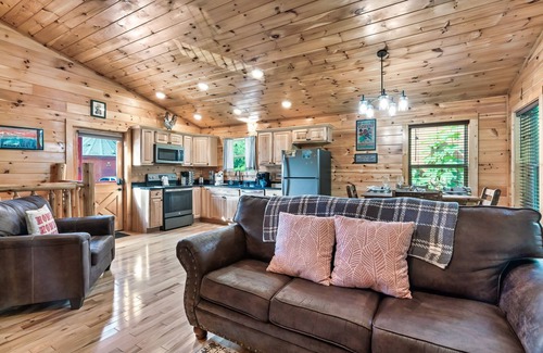 Sevierville Cabina | It's Fall, Y'all! Log Cabin with 2 King Suites, Hot Tub & Game Room