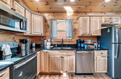 Sevierville Cabina | It's Fall, Y'all! Log Cabin with 2 King Suites, Hot Tub & Game Room