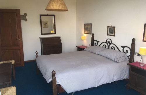 Capo Testa Apartamento | Casa de vacaciones con vista y jardín a la cabeza de la casa.