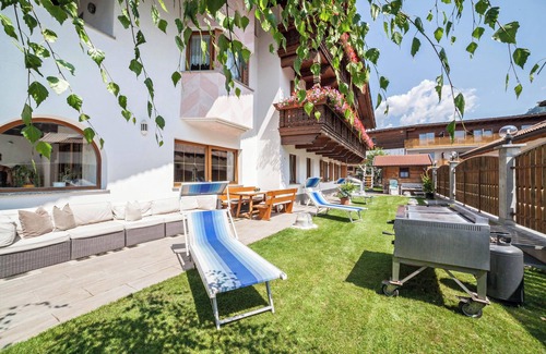 San Martino in Passiria Apartamento | Apartamento 'Sonnenparadies 4' con vistas a la montaña, Wi-Fi y jardín