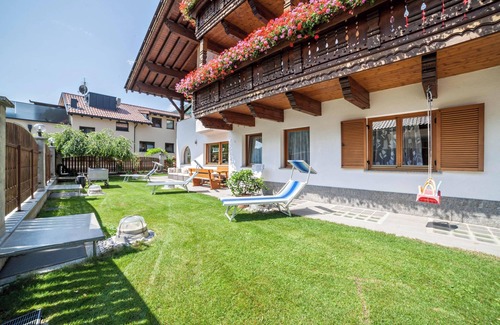 San Martino in Passiria Apartamento | Apartamento 'Sonnenparadies 4' con vistas a la montaña, Wi-Fi y jardín