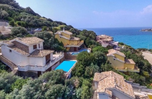 Torre delle Stelle Villa | Elegante porción de villa con piscina privada a tiro de piedra del mar.