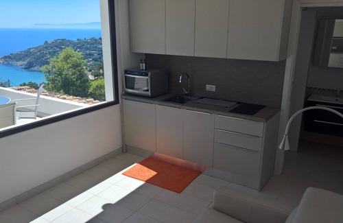 Villaggio delle Mimose Apartamento | Cómodo apartamento con piscina con impresionantes vistas cerca de Villasimius