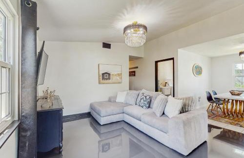 Ridge Wood Heights Casa | Its All There in Black and White