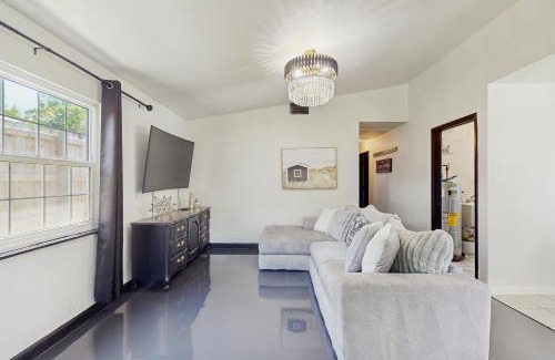 Ridge Wood Heights Casa | Its All There in Black and White