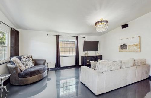 Ridge Wood Heights Casa | Its All There in Black and White