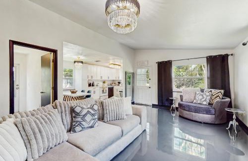 Ridge Wood Heights Casa | Its All There in Black and White
