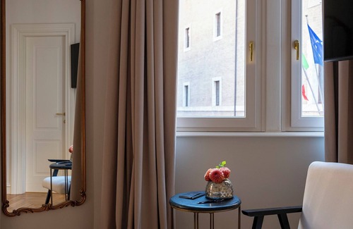 Rione II Trevi Apartamento | Iustitia - Apartment with Frescoes