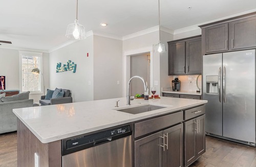West End Cabaña | Ivory - Private Porch - Walk to Centennial Park