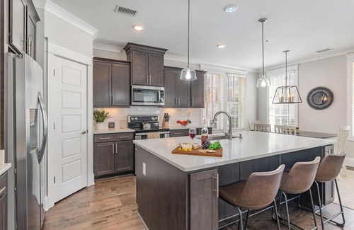 West End Cabaña | Ivory - Private Porch - Walk to Centennial Park