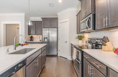 West End Cabaña | Ivory - Private Porch - Walk to Centennial Park