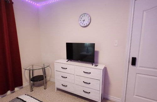 London Casa | Ivory Staycation Suite with Free Street Parking, Shared kitchen and washroom