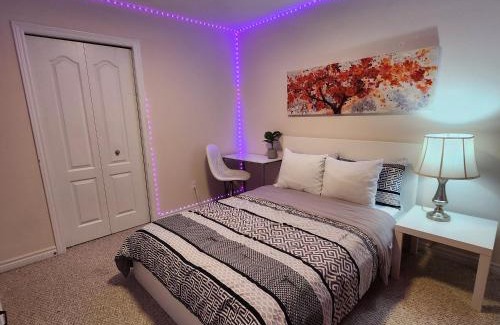 London Casa | Ivory Staycation Suite with Free Street Parking, Shared kitchen and washroom