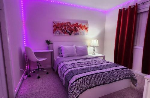 London Casa | Ivory Staycation Suite with Free Street Parking, Shared kitchen and washroom