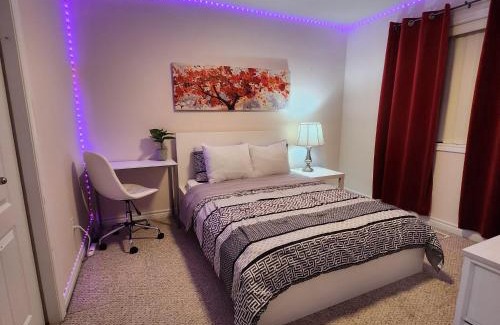 London Casa | Ivory Staycation Suite with Free Street Parking, Shared kitchen and washroom
