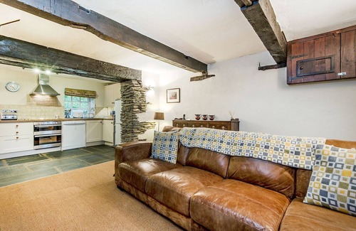 Boncath Cabaña | Ivy Cottage - a spacious but cosy cottage for two (+cot) and exceptional leisure facilities