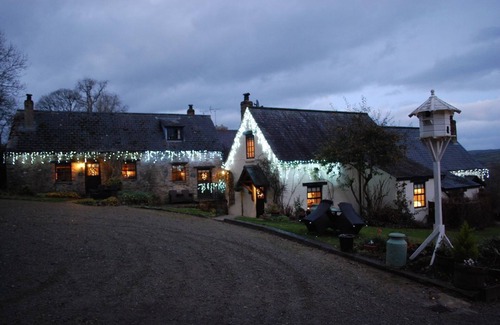Boncath Cabaña | Ivy Cottage - a spacious but cosy cottage for two (+cot) and exceptional leisure facilities