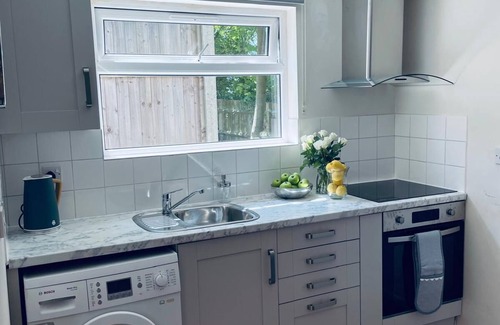 Golders Green Cabaña | Ivy Cottage Two Bedroom & Garden in Temple Fortune