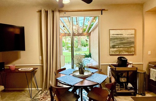 Indian Wells Condominio | IW 1 Bedroom Condo, Awesome Patio with Pool and Mountain Views