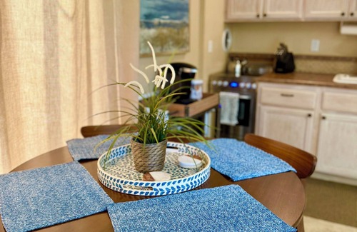 Indian Wells Condominio | IW 1 Bedroom Condo, Awesome Patio with Pool and Mountain Views