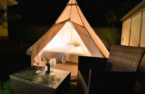 Futo Villa | Izu Kogen Ito · Glamping en Izu Kogen!Barbacoa con mascotas en la terraza de madera.Cabaña familiar con tobogán hamaca