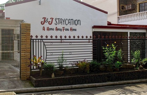 Lucena Casa | J&J Staycation Lucena: "Un hogar lejos del hogar"
