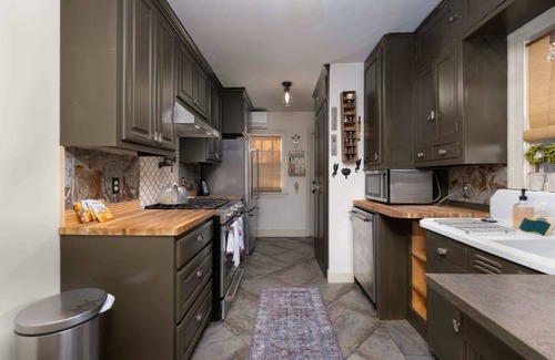 Amarillo Casa | J-Town House Summary: