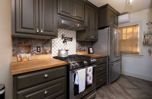 Amarillo Casa | J-Town House Summary: