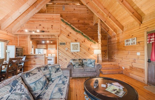 Townsend Cabina | J Willy's Refuge (2-Bedroom Cabin) with Mountain view - Pets Allowed by RedAwning