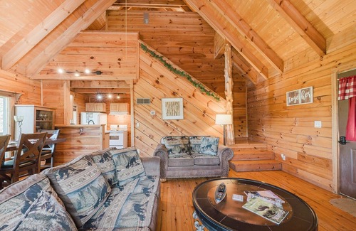 Townsend Cabina | J Willy's Refuge: Pet Friendly, Free Attraction Tickets, Hot Tub, Mtn View
