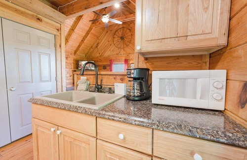 Townsend Cabina | J Willy's Refuge: Pet Friendly, Free Attraction Tickets, Hot Tub, Mtn View