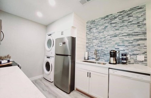 Demere Park Condominio | J7 Completely renovated, 2 BR, 2 BA, centrally located in Ocean Walk