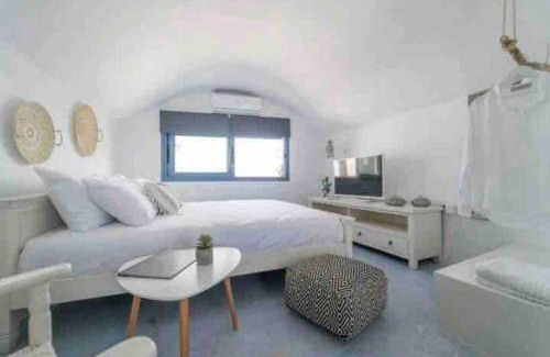 Firostefani Apartamento | Jaccuzzi Romantic Suite in Firostefani,sea view!