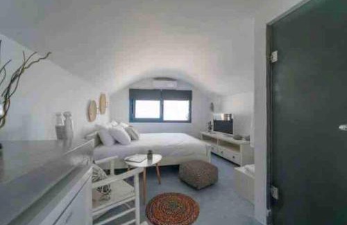 Firostefani Apartamento | Jaccuzzi Romantic Suite in Firostefani,sea view!